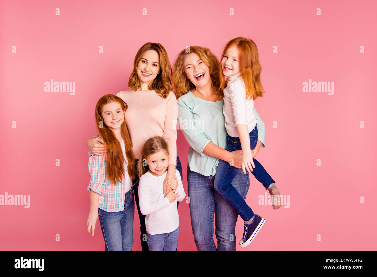 Close up Familie Kinder Tag Foto drei foxy Mädchen mama Oma in der Nähe Witze Urlaub hören Wochenende Fest verbringen Pullover tragen Shirts eingestellt Stockfoto