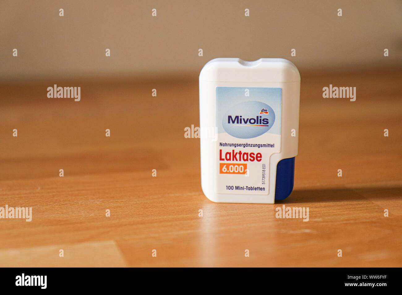 BERLIN - September 02, 2019: Box von Laktase Pillen/Tabletten. Eine Medizin, die hilft Menschen mit Laktoseintoleranz. Laktase ist ein Enzym, das bricht Stockfoto