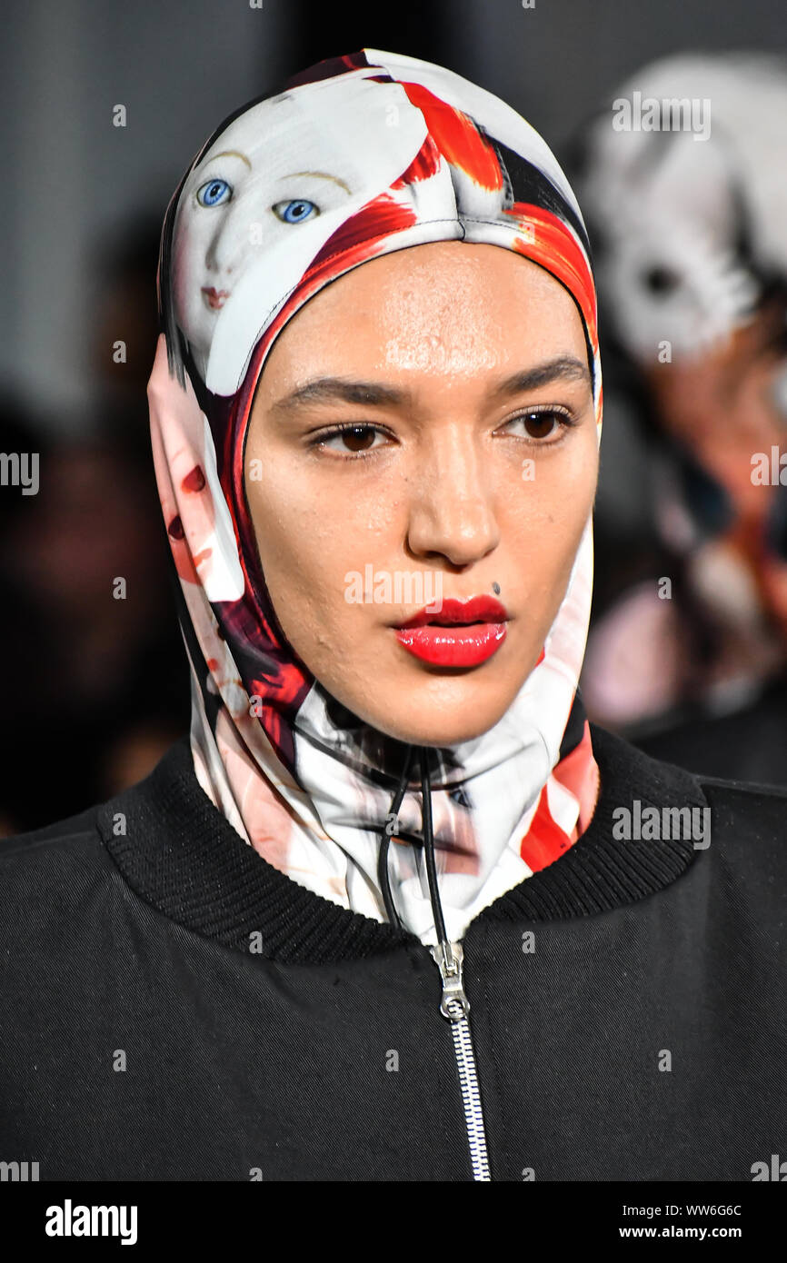 London, Großbritannien. 13. Sep 2019. Designer präsentiert seine neueste Kollektion Fashion Scout SS 20 - zu beobachten - Tag 1 bei der London Fashion Week - Tag 1 Am 13. September 2019, London, UK Bild Capital/Alamy leben Nachrichten Stockfoto
