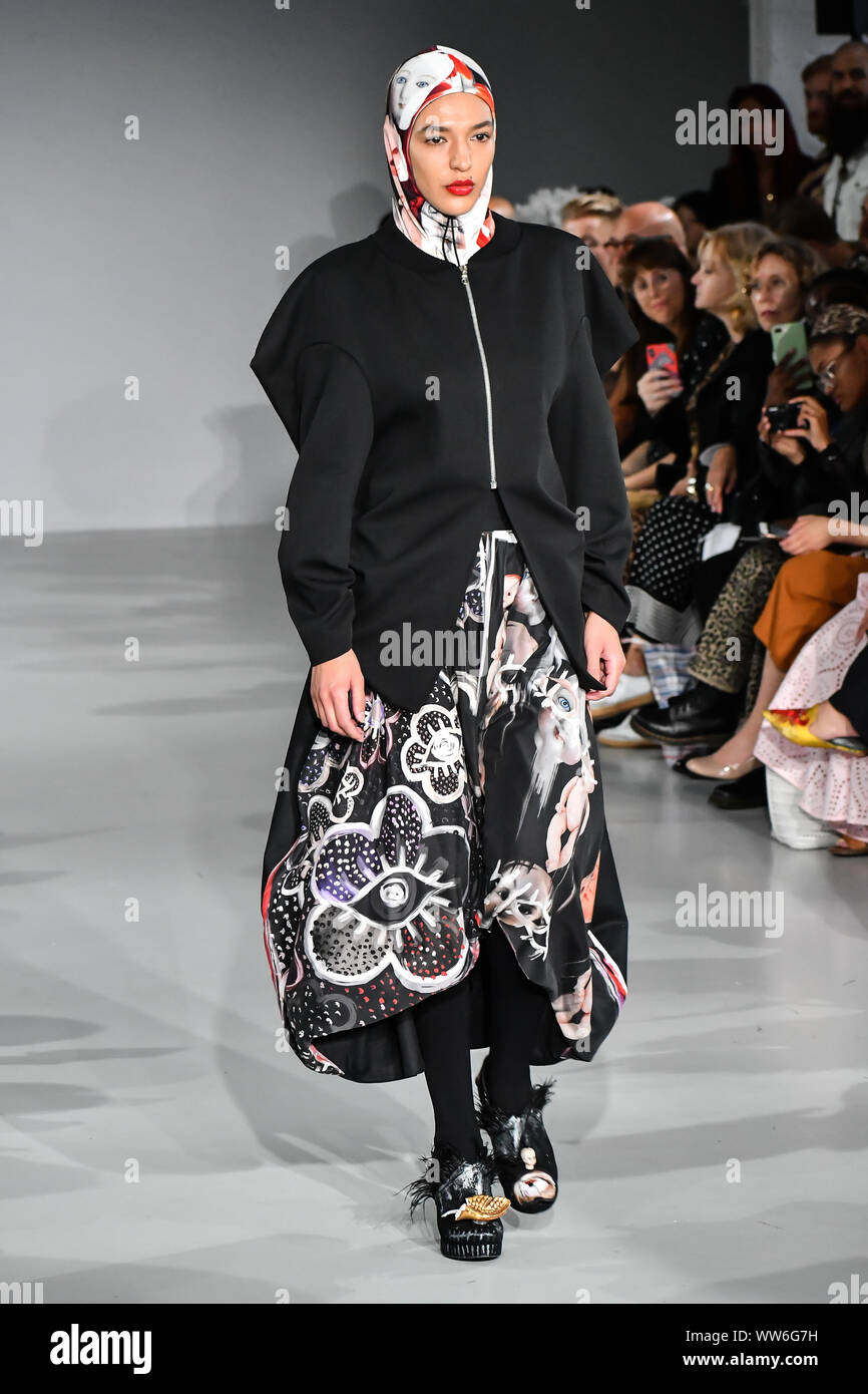 London, Großbritannien. 13. Sep 2019. Designer präsentiert seine neueste Kollektion Fashion Scout SS 20 - zu beobachten - Tag 1 bei der London Fashion Week - Tag 1 Am 13. September 2019, London, UK Bild Capital/Alamy leben Nachrichten Stockfoto