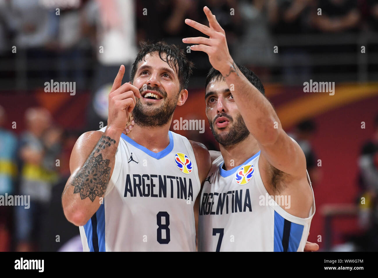 Peking, China. 13 Sep, 2019. Facundo Campazzo (R) und Nicolas Laprovittola von Argentinien feiern nach dem Halbfinale zwischen Argentinien und Frankreich 2019 FIBA-Weltmeisterschaft in Peking, der Hauptstadt von China, Sept. 13, 2019. Credit: Zhang Chenlin/Xinhua/Alamy leben Nachrichten Stockfoto