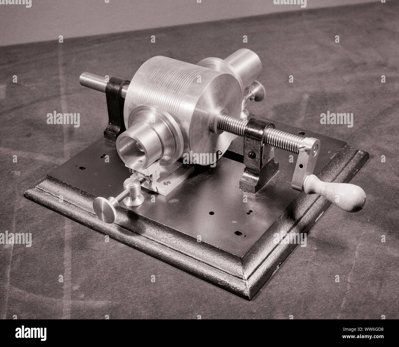 1870 1877 Duplikat von EDISONS ERSTE TINFOIL PLATTENSPIELER AUF DEM EDISON IN SEINER EIGENEN STIMME 'Mary hatte ein kleines Lamm" - q 50045 CPC 001 HARS METALLISCHER KREATIVITÄT GERÄT DOPPELTE IDEEN MARY HAT EIN KLEINES LAMM PRÄZISION AUFGEZEICHNET LÖSUNGEN, DIE 1877 SCHWARZ UND WEISS ERFUNDEN ALTMODISCHE AUFGEZEICHNET Stockfoto