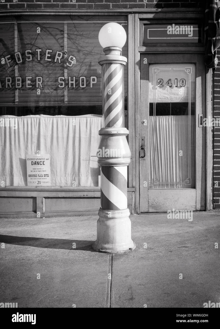 1950er Jahre ALTMODISCHE WERBUNG BELEUCHTETE ROTIERENDE BARBER POLE MIT GLAS GLOBUS auf BÜRGERSTEIG VOR FRISEUR-q 52016 CPC 001 HARS ALTMODISCH Stockfoto