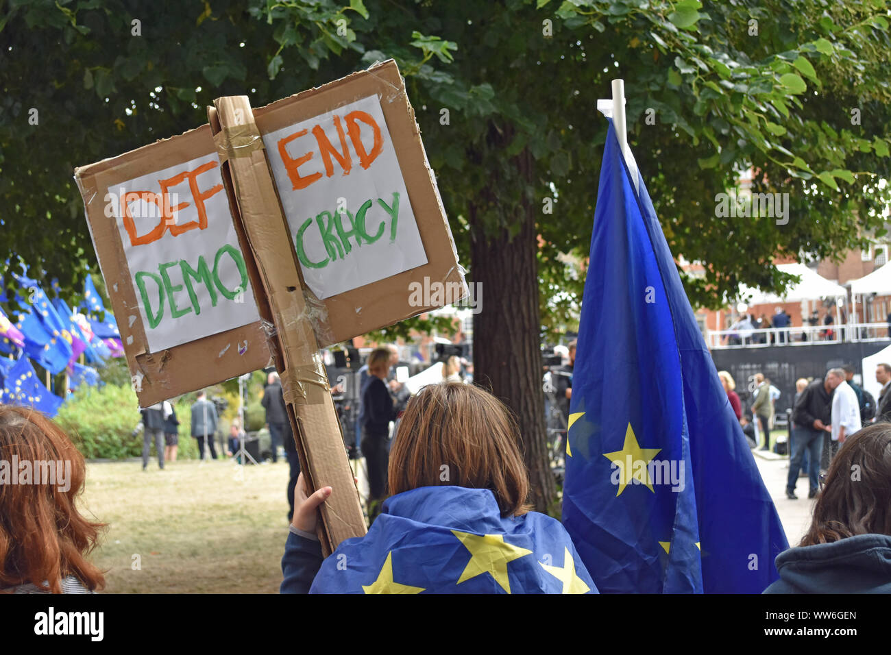 Brexit protest London September 2019 Frau mit handgefertigten verteidigen die Demokratie Zeichen Stockfoto