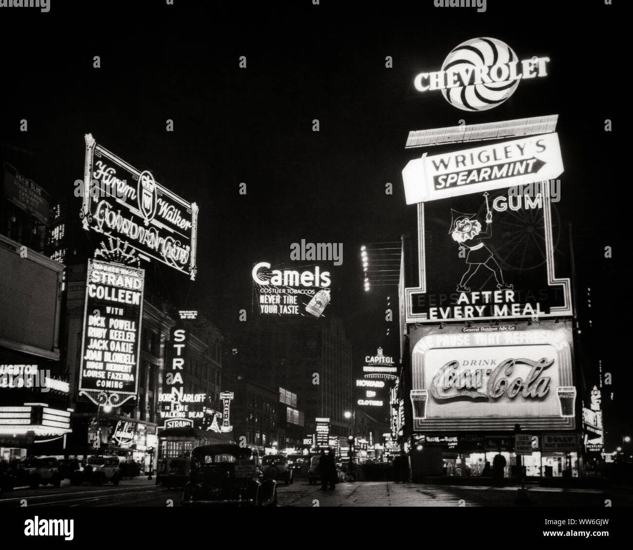 1930 TIMES SQUARE BROADWAY 47 TH STRASSE VOLLER LEUCHTREKLAMEN UND MARKISEN NACHT AUF DEM GROSSEN WEISSEN WEG NEW YORK CITY USA-q 74430 CPC 001 HARS CHEVROLET FILME NORDAMERIKA NORDAMERIKA ERFOLG VERSUCHUNG TRÄUME MIDTOWN NEON FILME ABENTEUER KINOS UND AUTOS AUFREGUNG GOTHAM GELEGENHEIT COCA-COLA NYC BEWEGUNGSUNSCHÄRFE NEW YORK ADS AUTOMOBILE STÄDTE PHANTASIE FAHRZEUGE NEW YORK CITY MOTION PICTURE MOTION PICTURES KINOS TIMES SQUARE BROADWAY ZIGARETTEN CAMEL WERBUNG KREATIVITÄT MARKISEN NACHTS TAXIS BIG APPLE SCHWARZ UND WEISS GROSSE WEISSE WEISE ALTMODISCH DURCHGANGSSTRASSE Stockfoto