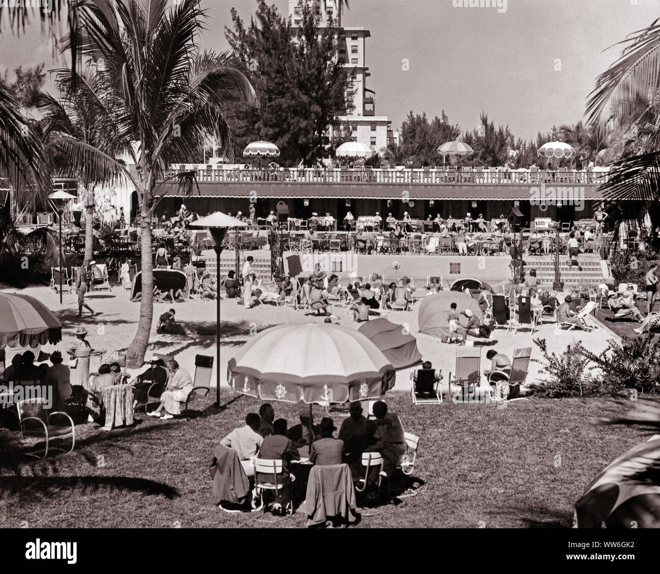 1930er Jahre MENSCHENMENGE URLAUBER UM STRAND UND SWIMMINGPOOL FLORIDIAN CABANA CLUB MIAMI BEACH FLORIDA USA-r 10707 HAR 001 HARS B&W NORDAMERIKA NORDAMERIKA RESORT ZEIT OFF-AKTIVITÄTEN SCHWIMMBAD HOHEN WINKEL FREIZEIT REISE URLAUB FREIZEIT SÜDÖSTLICH VON FERIEN SÜDLICHE SCHWIMMER DELUXE ELEGANTE PALM TREE CABANA ZUSAMMENARBEIT FL MIAMI BEACH PALMEN PALMEN FERIEN SCHWARZ UND WEISS FLORIDIAN HAR 001 ALTMODISCH Stockfoto