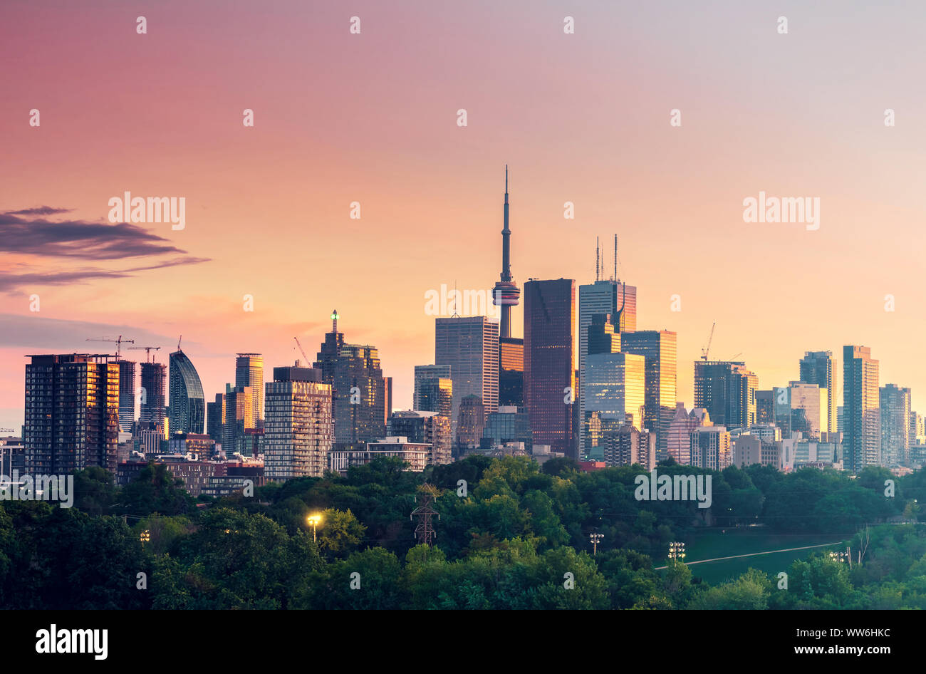 Toronto City Gebäude und Skyline bei Sonnenuntergang, Ontario, Kanada Stockfoto