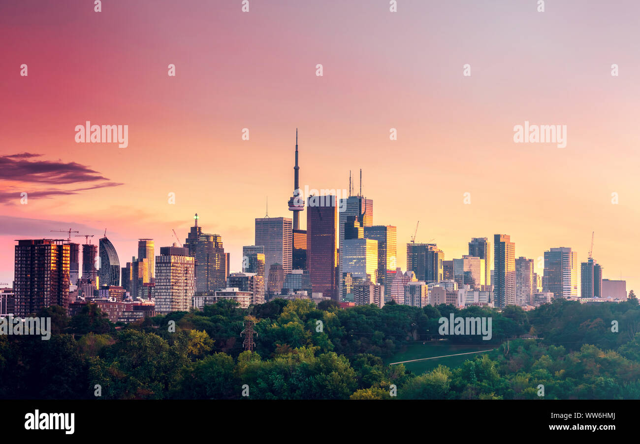 Toronto City Gebäude und Skyline bei Sonnenuntergang, Ontario, Kanada Stockfoto