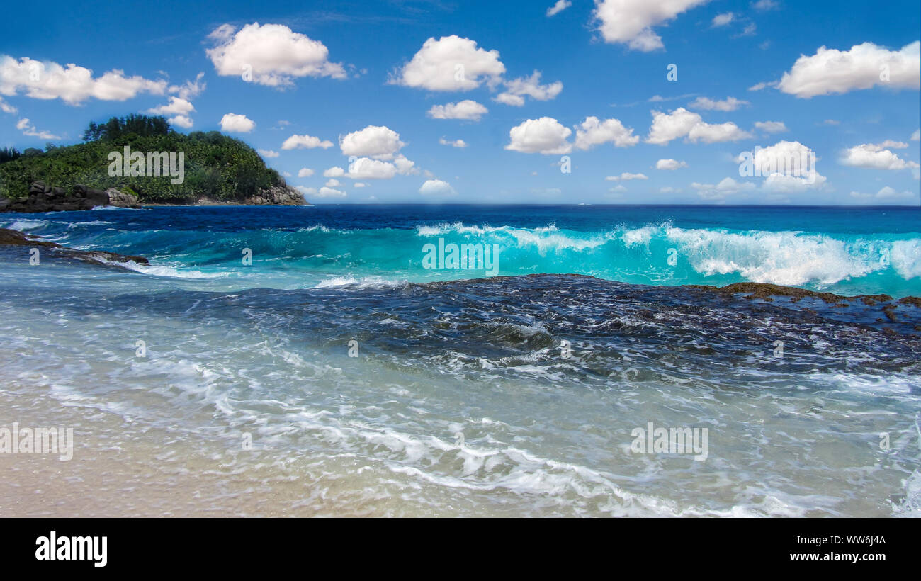 Eine tropische Insel in der Mitte des Ozean Blick vom Ufer, hohe Wellen in verschiedenen Farben Stockfoto