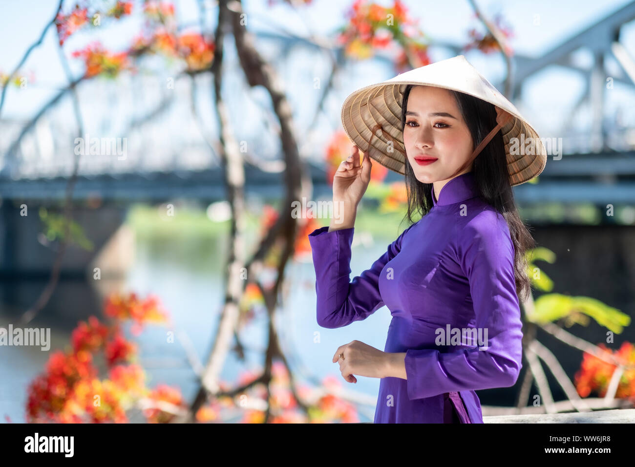 Porträt einer schönen Frau, die traditionelle Kleidung und konischen Hut, Vietnam Stockfoto