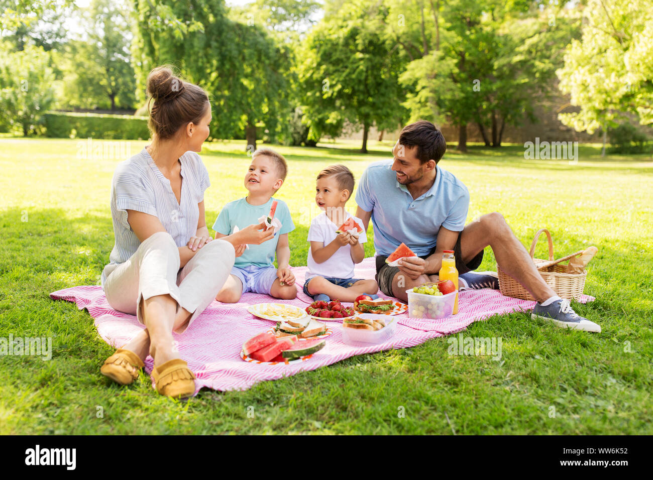 Glückliche Familie mit Picknick im Sommer Park Stockfoto