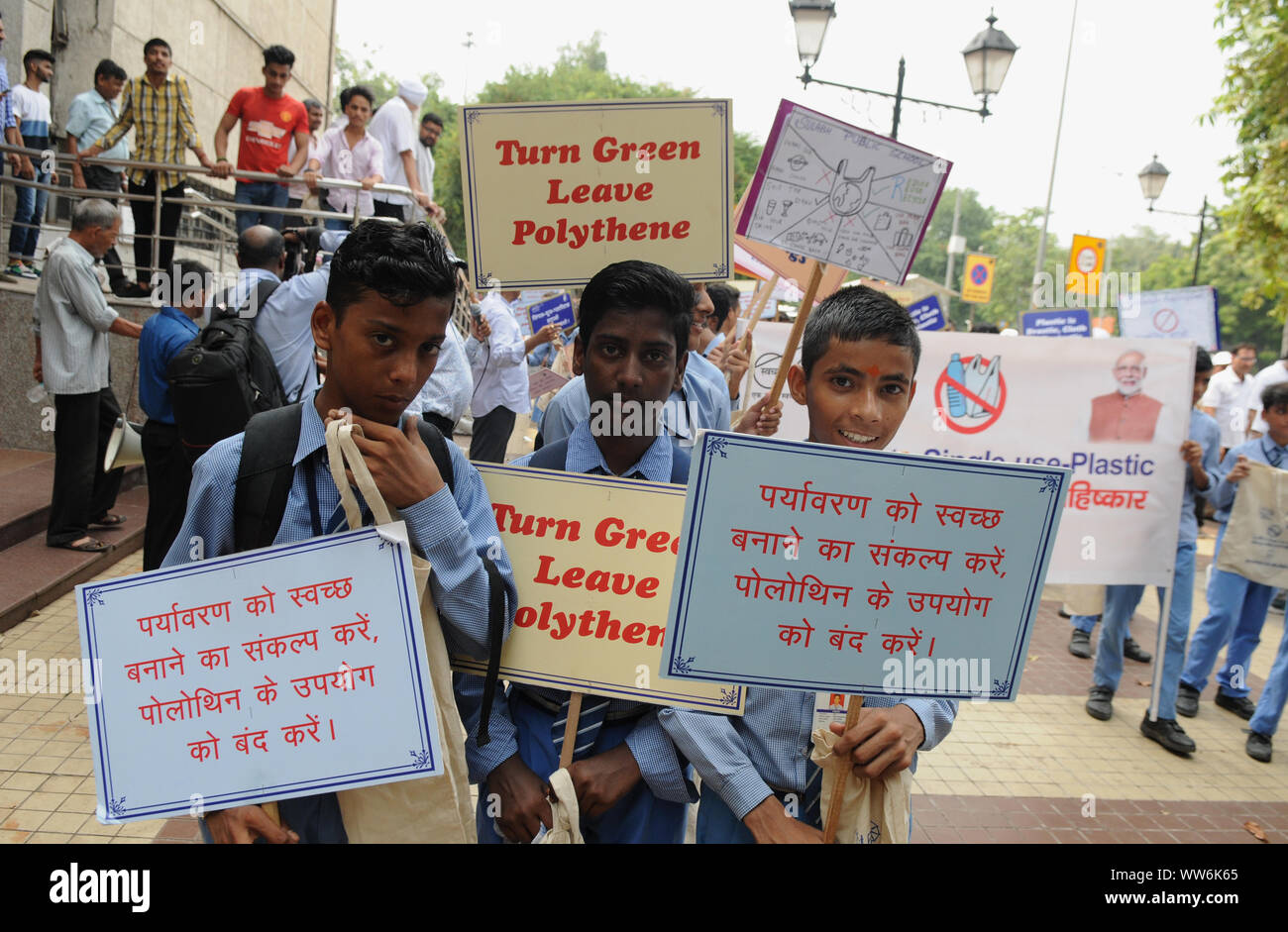 Indian School Kinder halten Plakate drängen, keine einzige Kunststoff, wie sie im März auf einem Markt in Neu-Delhi, Indien Donnerstag, Sept. 12, 2019. Die pr Stockfoto