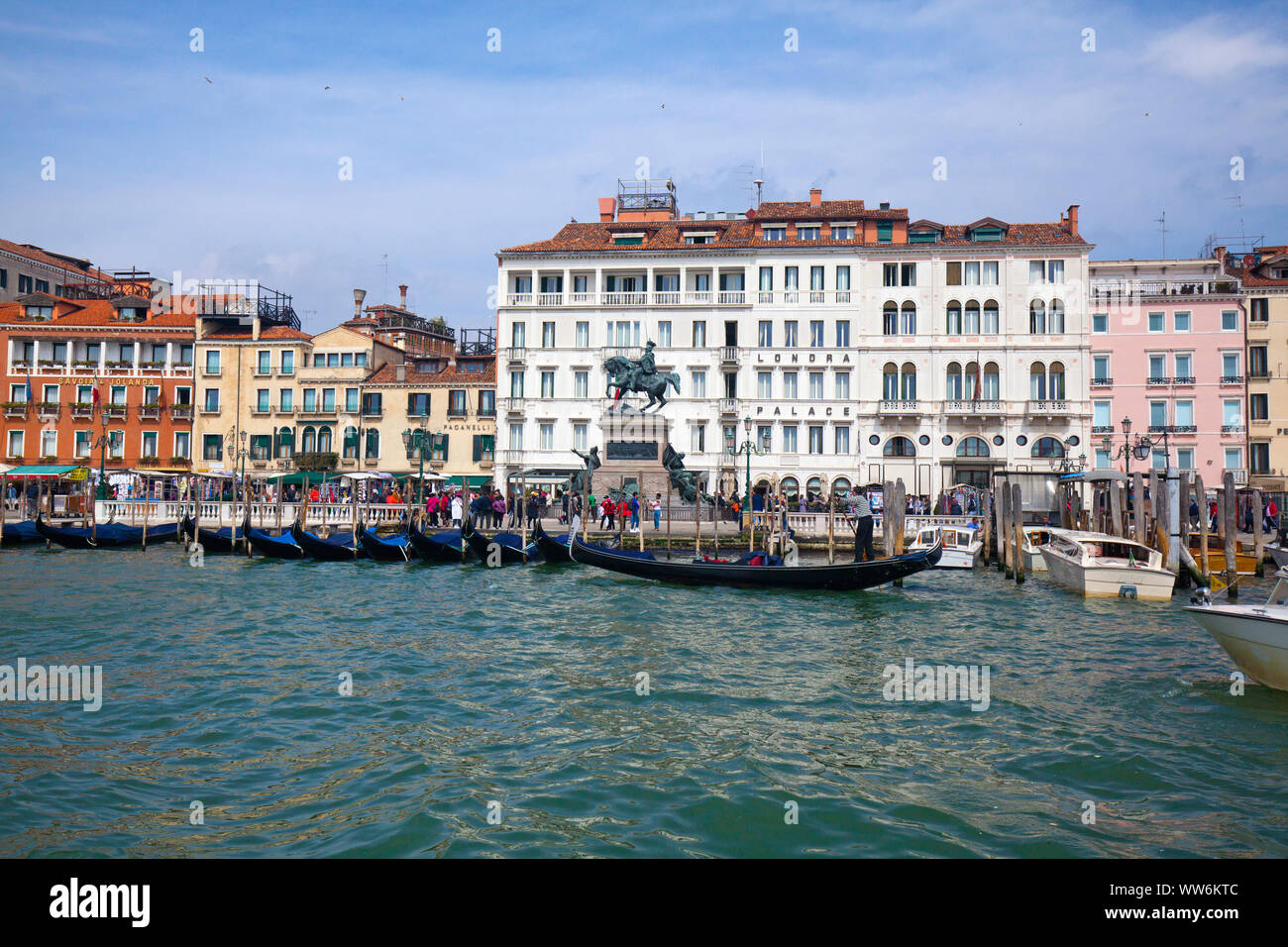 Blick aus dem Kanal auf Waterfront mit Gondeln in Venedig Stockfoto