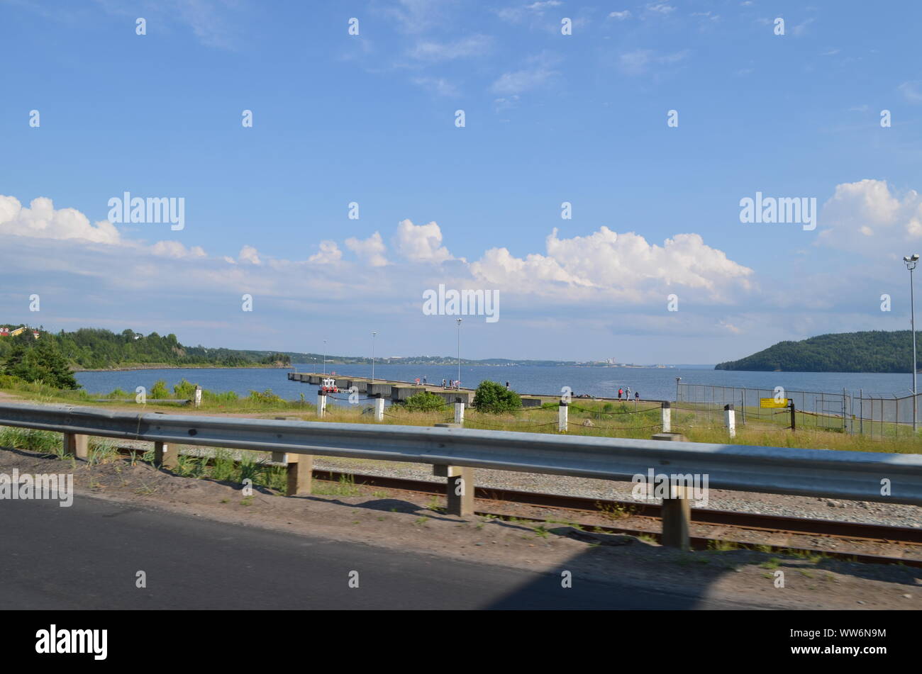 Sommer in Nova Scotia: Blick auf die Meerenge von Canso vom Canso Causeway nach Cape Breton Island Stockfoto