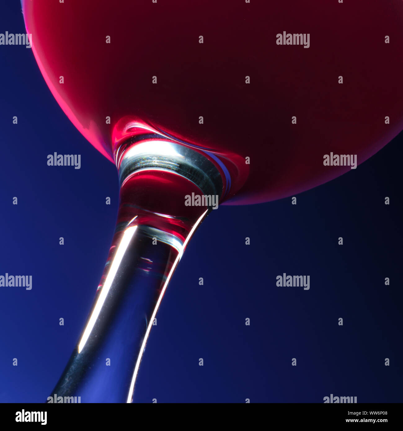 Glas Rotwein von unten gesehen Stockfoto