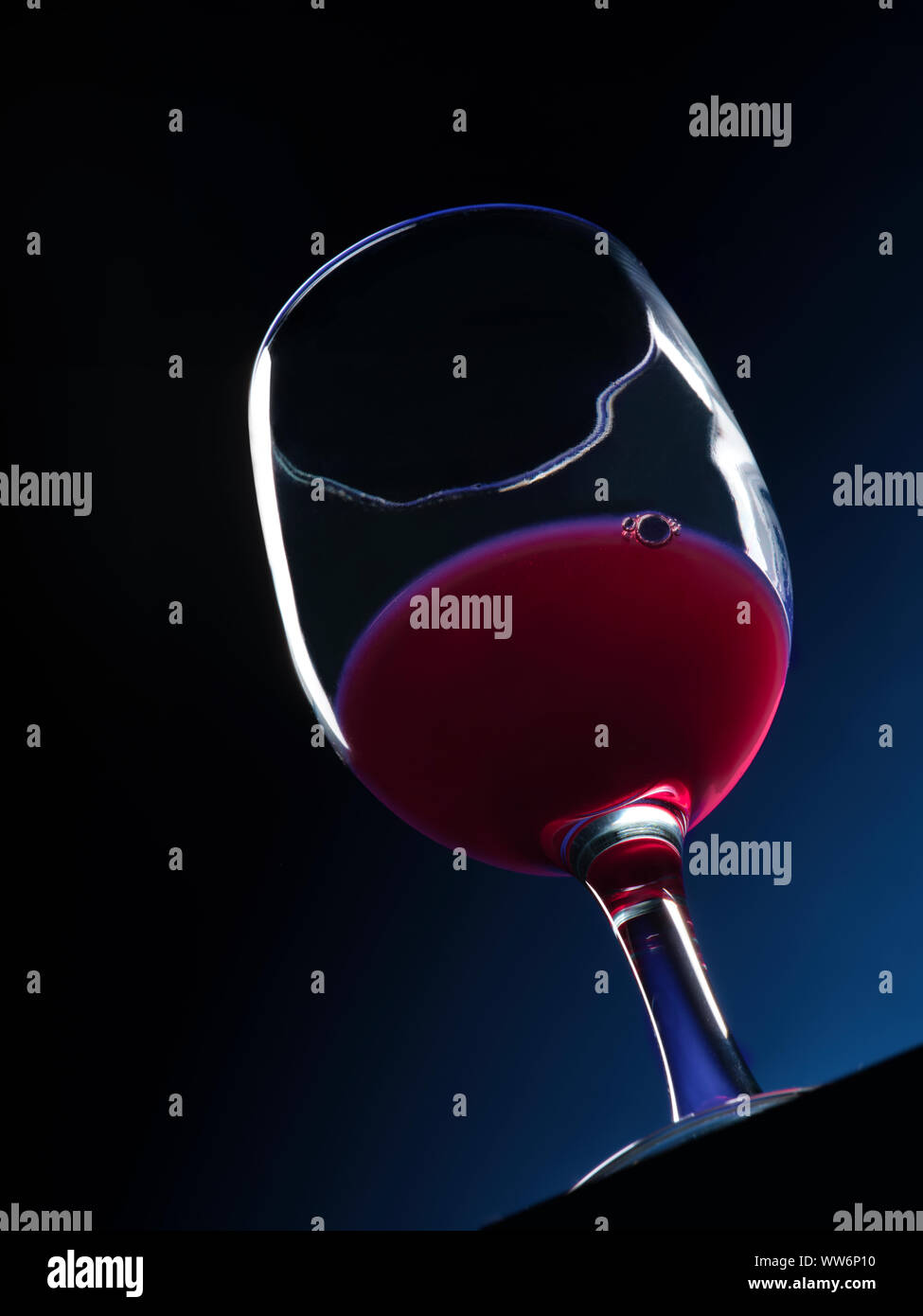 Glas Rotwein von unten gesehen Stockfoto