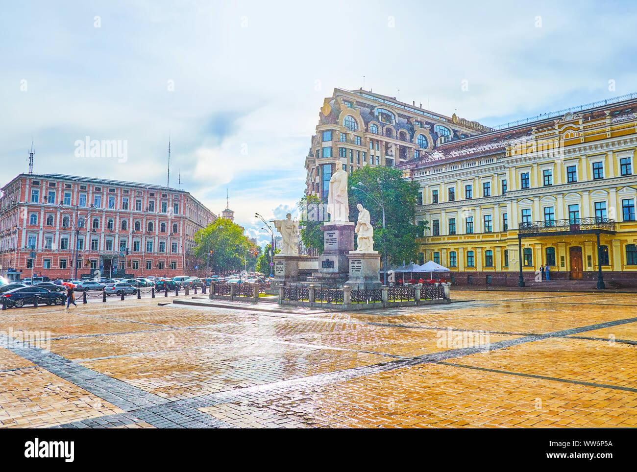 Kiew, Ukraine - Juli 10, 2019: Die angenehme Wanderung im Sommer Regen in Saint Michael Square beobachten szenische Skulptur der Prinzessin Olga, die ru Stockfoto