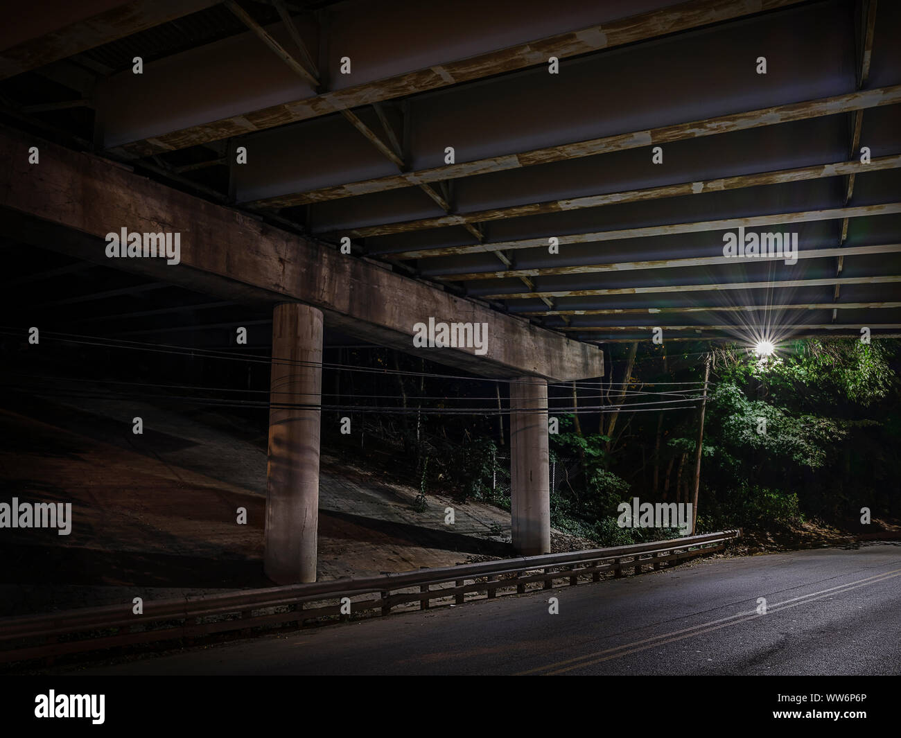 Einsame Straße Leuchte unter der Autobahnbrücke, Philadelphia USA Stockfoto