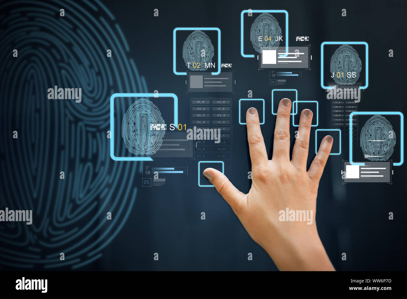 Hand auf dem Touchscreen Scannen von Fingerabdrücken Stockfoto