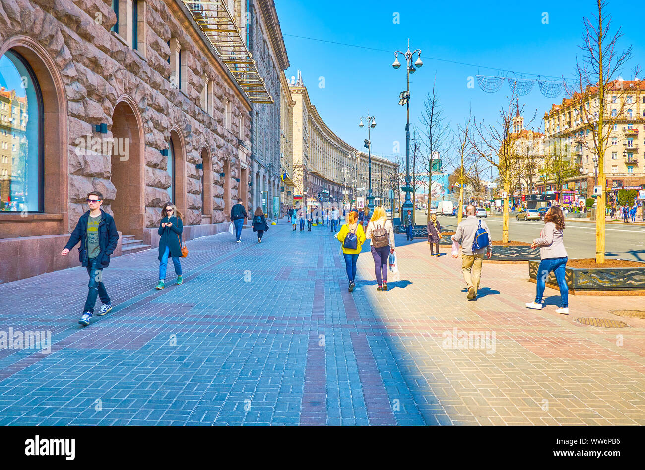 KIEW, UKRAINE - 14. APRIL 2018: Die Chreshchatyk Avenue ist die zentrale Straße der Stadt mit Blick auf die Gebäude des zentralen Kaufhauses und des Rathauses Stockfoto