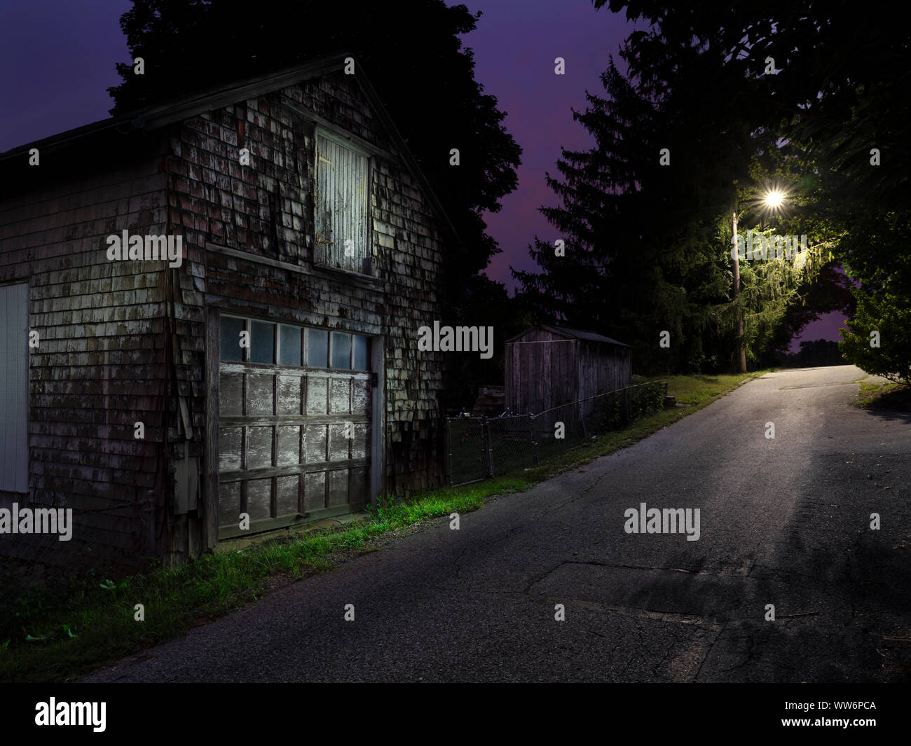 Verfallene Scheune auf einsame Landstraße, Pennsylvania, USA Stockfoto