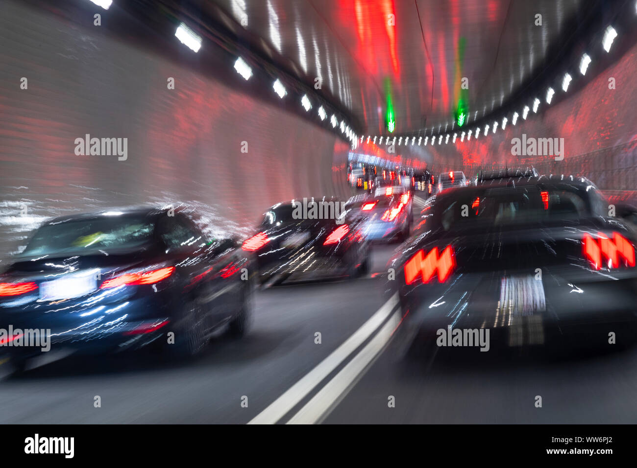 Autos mit Motion Blur Fahrt durch Tunnel, New Jersey, USA Stockfoto