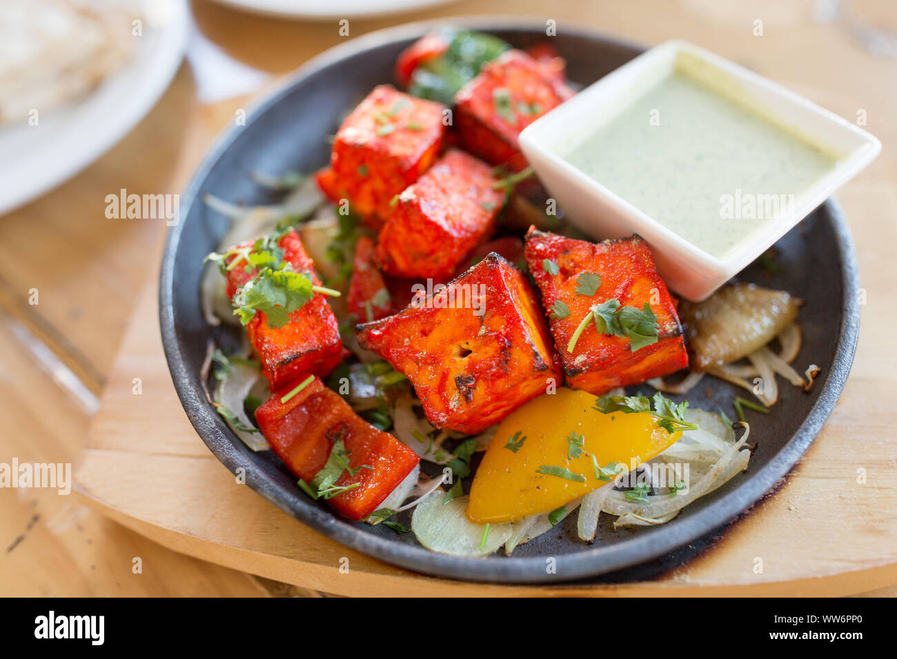 Nahaufnahme der Paneer Tikka Gericht mit Soße auf Tabelle Stockfoto