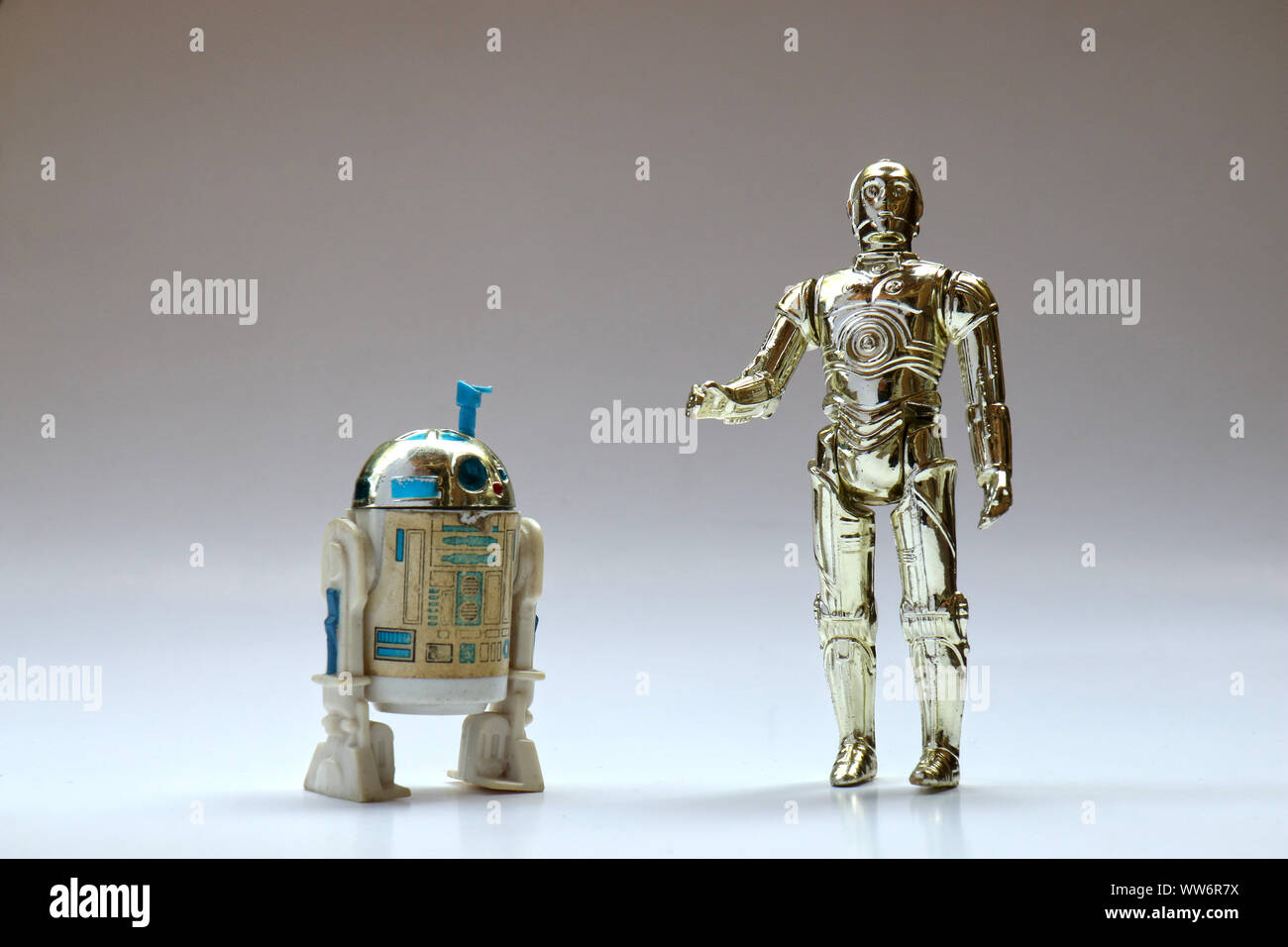 BERLIN - August 29, 2019: Vintage Star Wars C-3PO und R2-D2 mit Sensorscope Action Figuren von Kenner Spielzeug auf Weiß. Dies wurde mit dem Film freigegeben Stockfoto