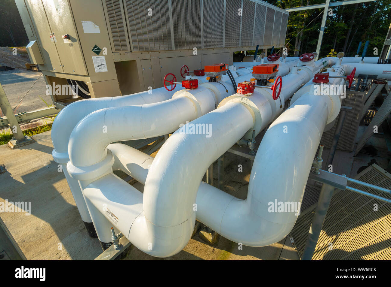 Große weiße Rohre der kommerziellen Gebäude HEIZUNG/LÜFTUNG/KLIMAANLAGE  Stockfotografie - Alamy