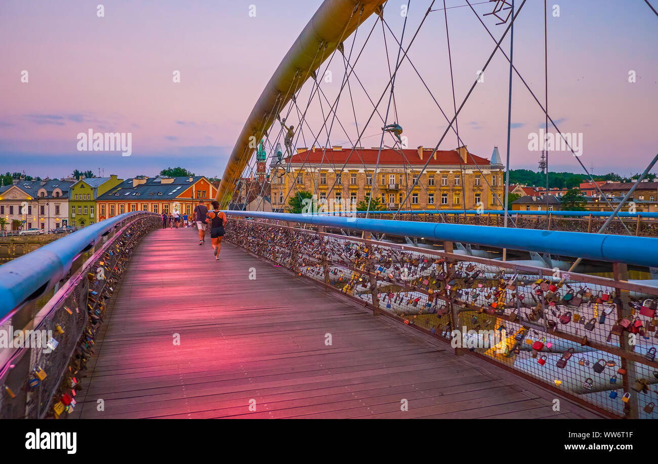 Krakau, Polen - Juni, 20, 2018: Der moderne Vater Bernatek Fußgängerbrücke mit Liebe Vorhängeschlösser auf dem Geländer ist ein sehr beliebtes Wandergebiet zwischen alten r Stockfoto