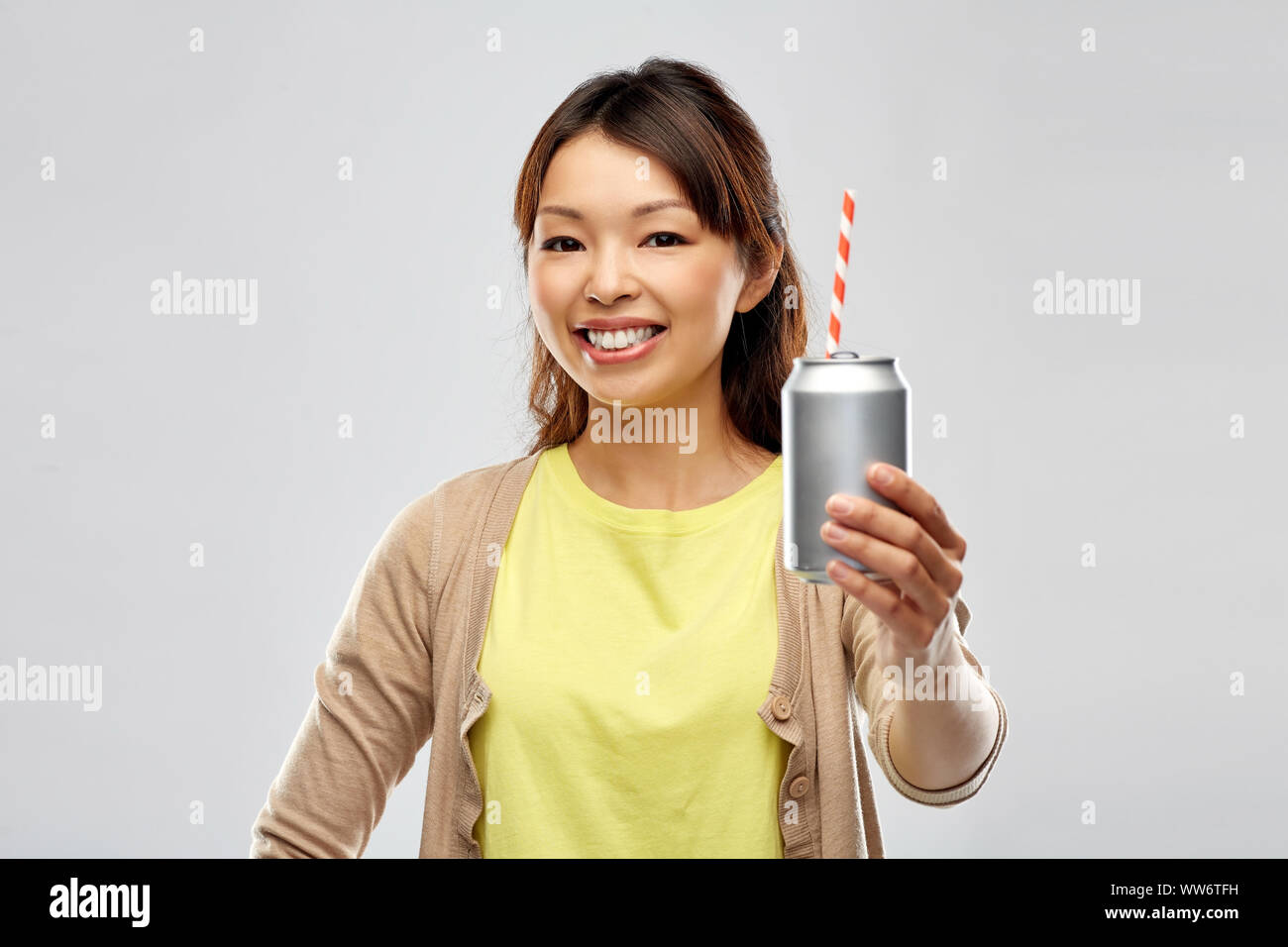 Gerne asiatische Frau mit Trinken kann Stockfoto
