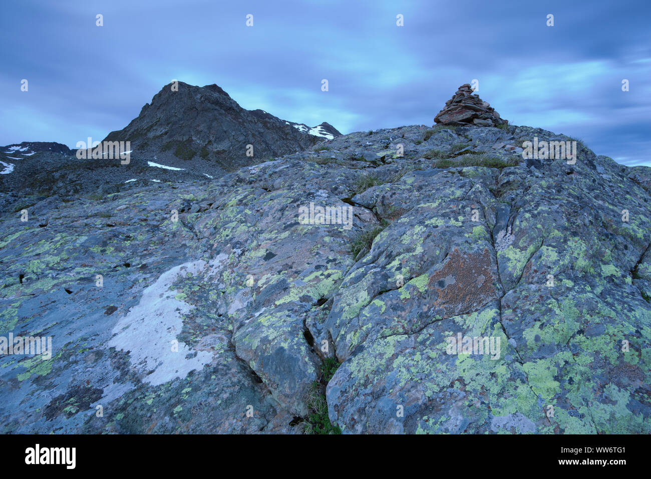 Rock mit rot Wand über den Staller Sattel, Defereggental, Osttirol, Österreich Stockfoto