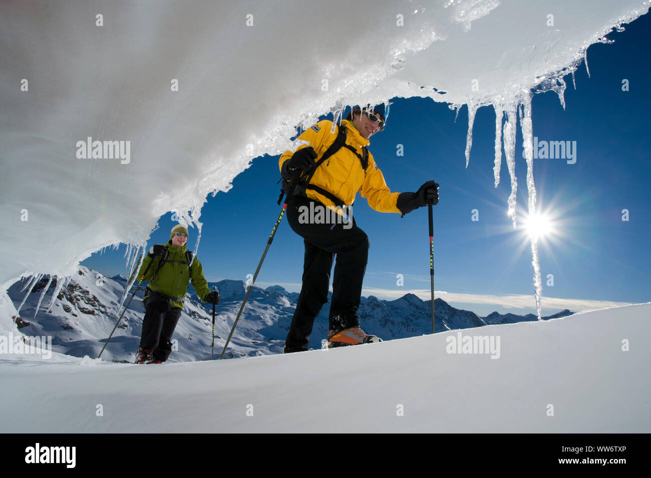 Kletterer am Gesims während Schneeschuh Tour an Seekarschneid, Obertauern, Salzburger Land, Österreich Stockfoto