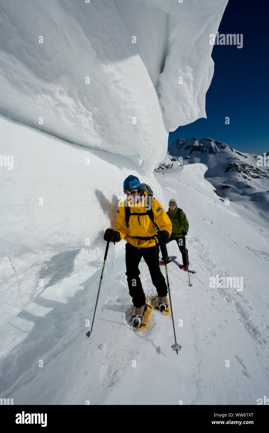 Kletterer unter Gesims während Schneeschuh Tour an Seekarschneid, Obertauern, Salzburger Land, Österreich Stockfoto