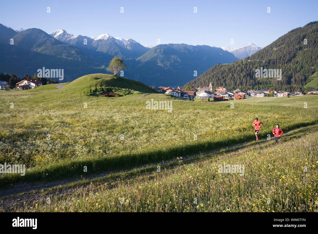 Paar in der laufenden Ausbildung in den Bergen, in der Nähe von Serfaus, Ötztaler Alpen, Tirol, Österreich Stockfoto