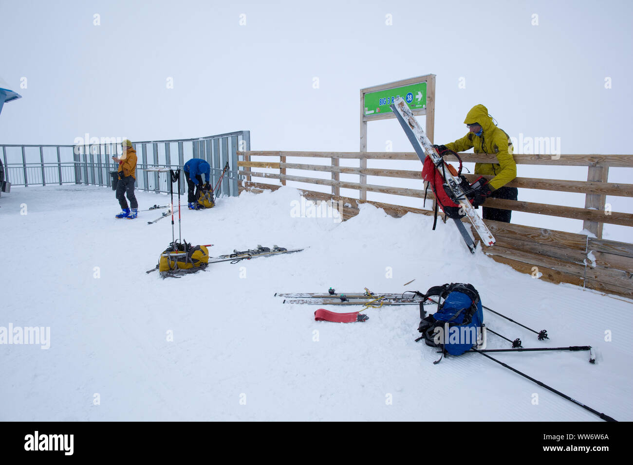 Skitourengeher beim Start an der Gondelstation bei Tiefenbachjoch, Sölden, Ötztaler Alpen, Tirol, Österreich Stockfoto