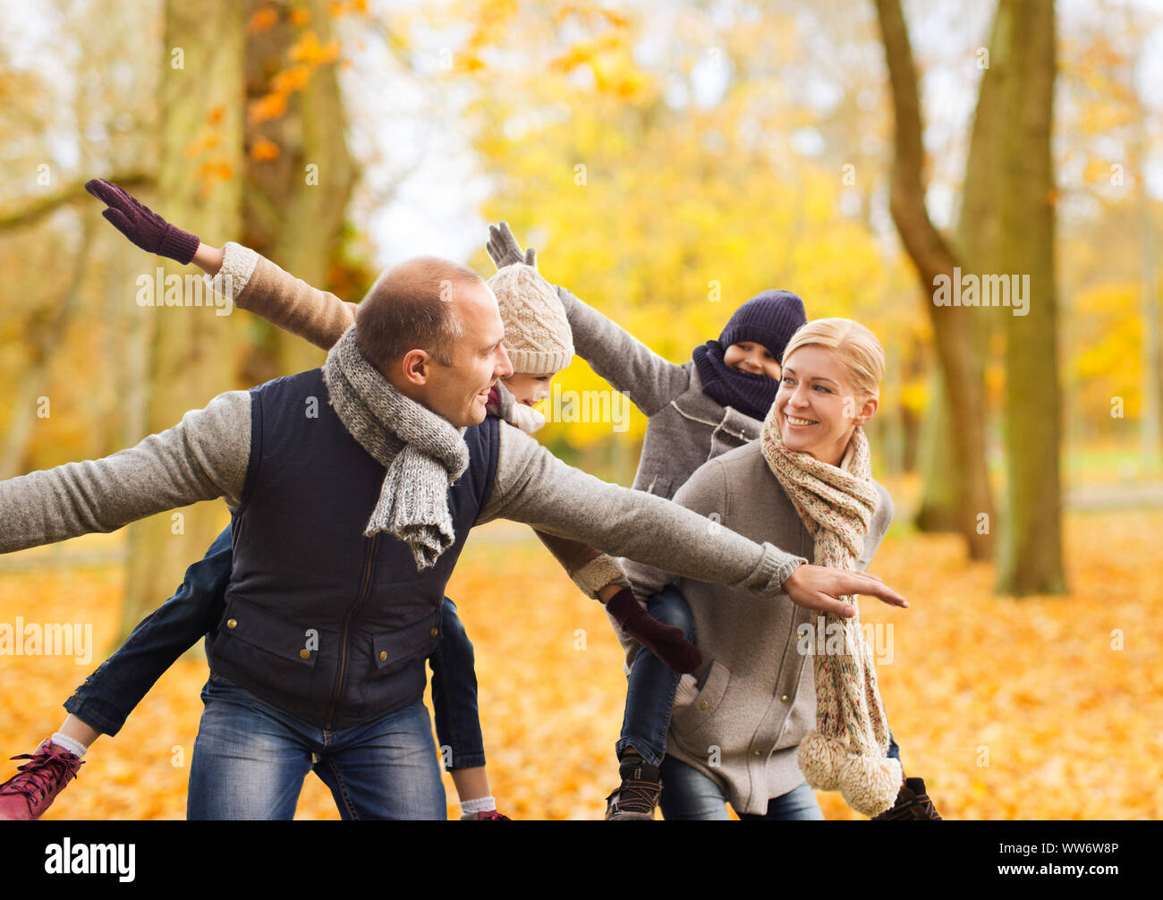 glückliche Familie Spaß im Herbst park Stockfoto