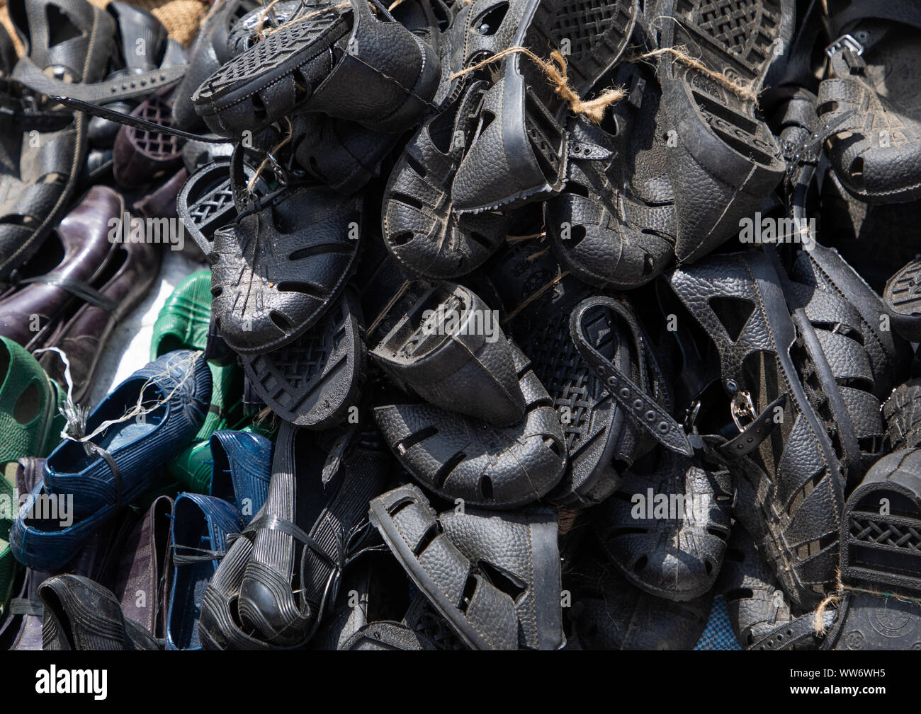 Kunststoff Schuhe zum Verkauf auf dem Markt, Semien-Keih-Bahri, Keren, Eritrea Stockfotografie