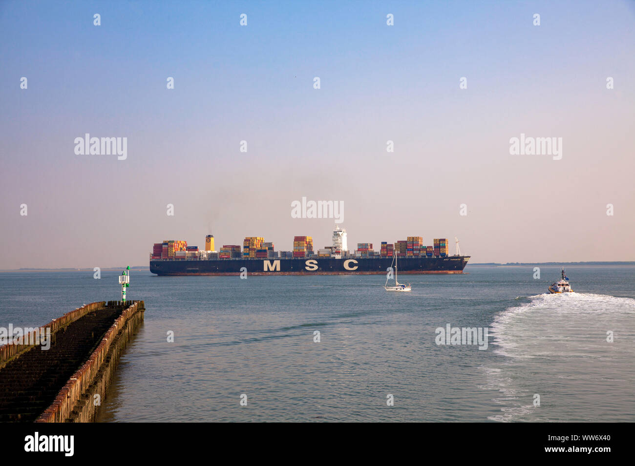 Containerschiff auf der Westerschelde vor der Küste von Vlissingen, Walcheren, Zeeland, Niederlande. Containerschiff auf der Westerschelde vor Vlissin Stockfoto