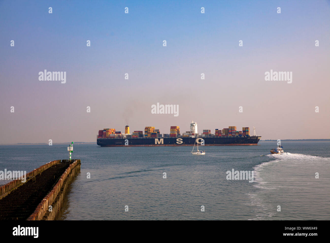 Containerschiff auf der Westerschelde vor der Küste von Vlissingen, Walcheren, Zeeland, Niederlande. Containerschiff auf der Westerschelde vor Vlissin Stockfoto