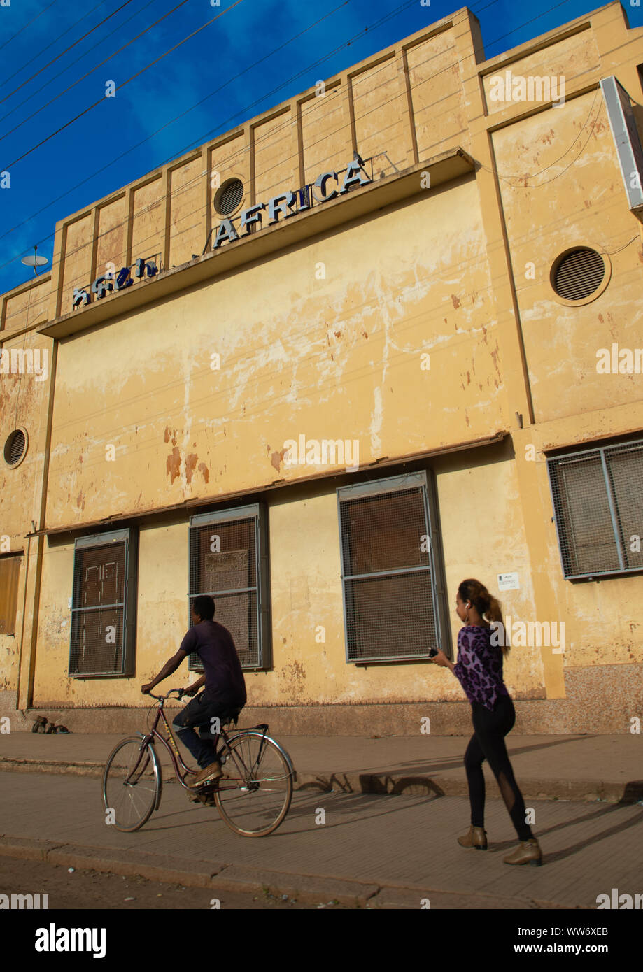 Die Außenseite des alten Art Deco Stil kino Afrika aus der italienischen Kolonialzeit, Central region, Asmara, Eritrea Stockfoto