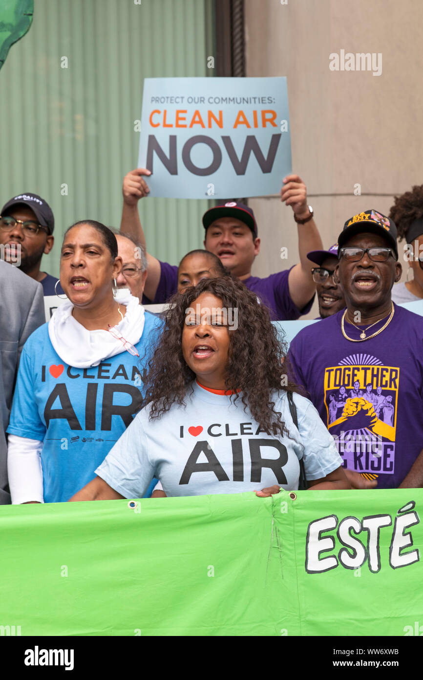 Detroit, Michigan, USA - 13. September 2019 - Umweltaktivisten und Gebietsansässigen der Gemeinschaft rund um den Marathon Oil Refinery sammelte am Sta Stockfoto