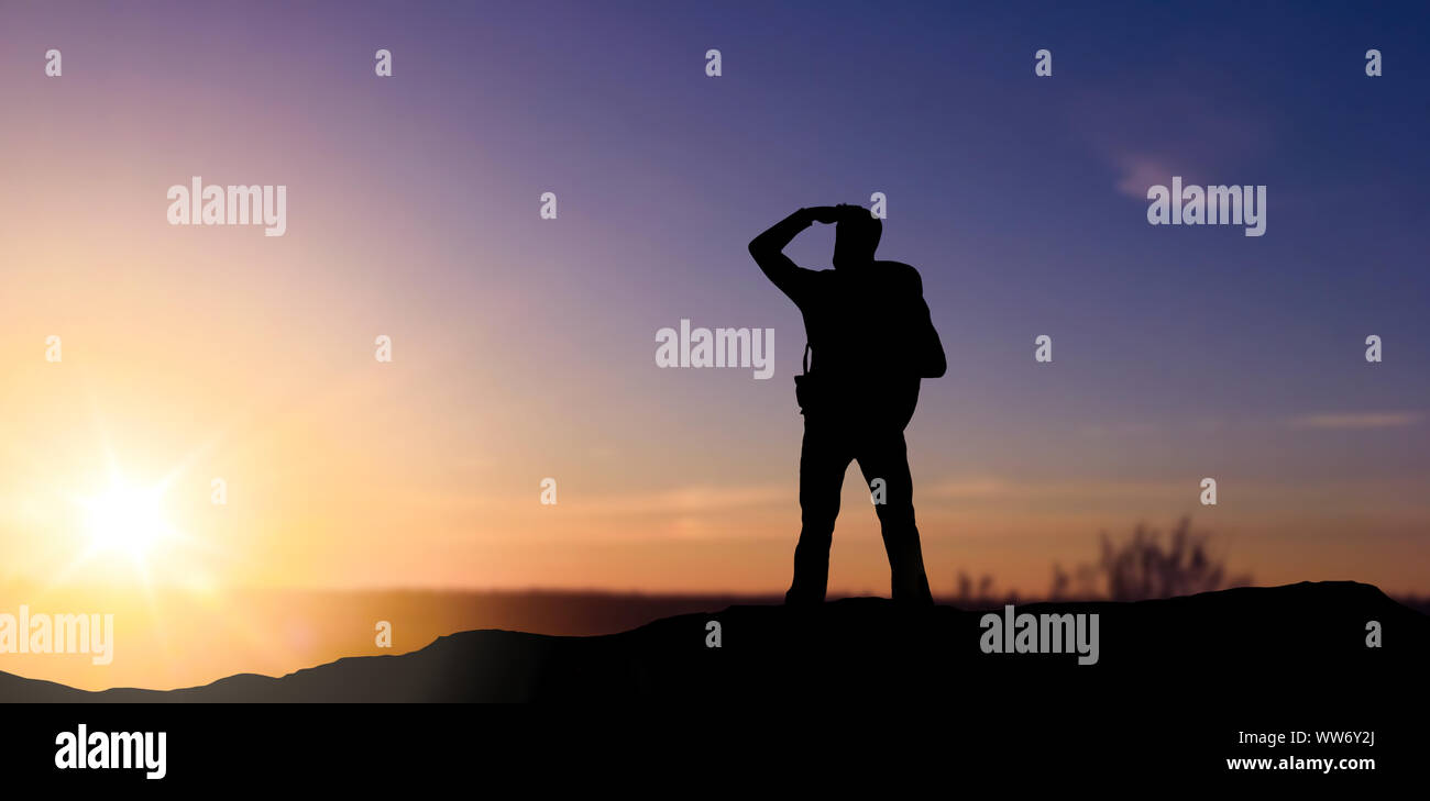 Silhouette von Touristen auf der Suche weit über Sonnenuntergang Stockfoto