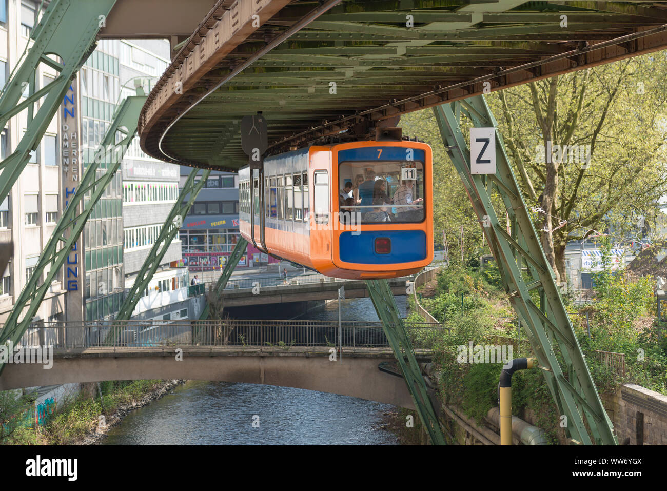 Deutschland, Nordrhein-Westfalen, Wuppertal, die Schwebebahn wurde am 1. März 1901 eröffnet Stockfoto