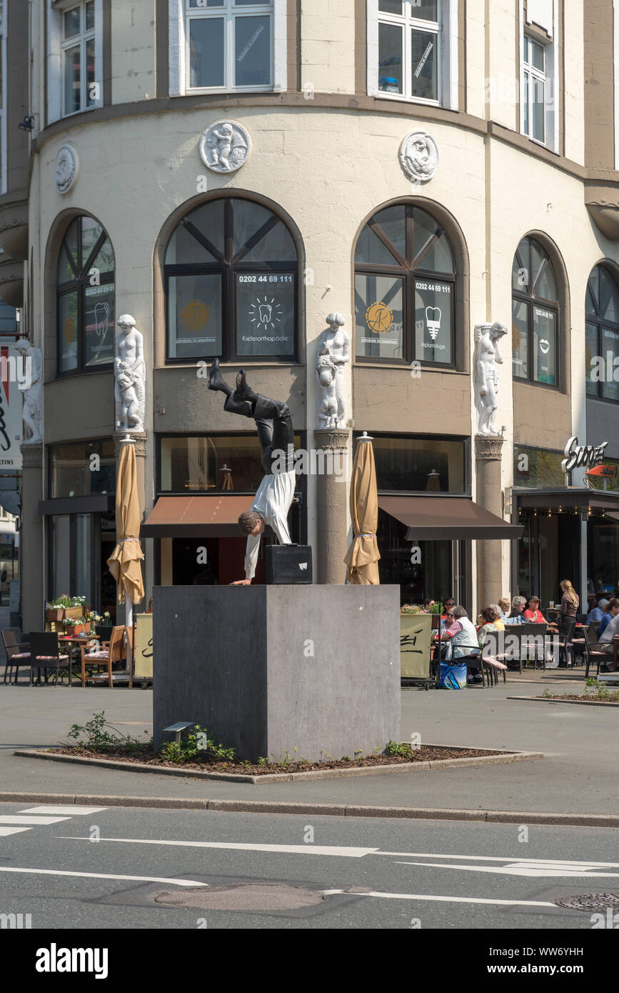 Deutschland, Nordrhein-Westfalen, Wuppertal, Skulptur' Ein neuer Erfolgreicher Tag" des belgischen Künstlers Guillaume Bijl, Stockfoto