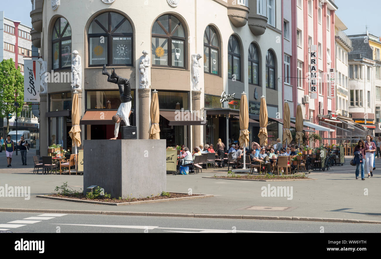 Deutschland, Nordrhein-Westfalen, Wuppertal, Skulptur' Ein neuer Erfolgreicher Tag" des belgischen Künstlers Guillaume Bijl, Stockfoto