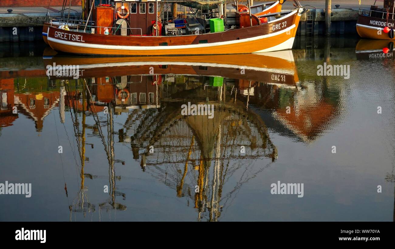 Krabben Kutter im Hafen von Greetsiel, Ostfriesland, Niedersachsen, Deutschland Stockfoto