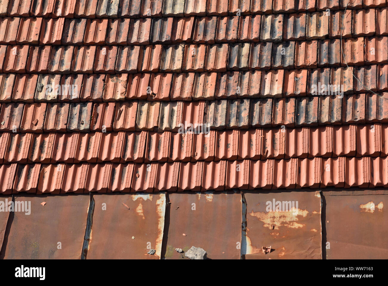 Tondachziegel. Detail eines Haus Dach mit roten Lehm Kacheln Stockfoto