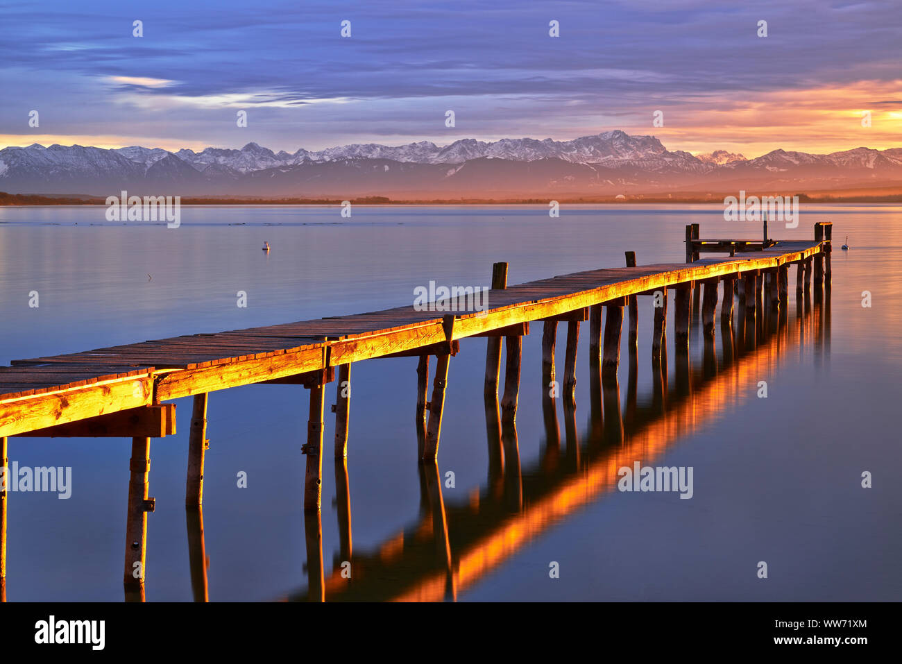 Abendstimmung am Ammersee mit Pier, Wettersteingebirge im Hintergrund Stockfoto