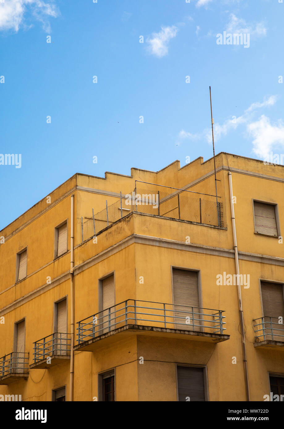 Die Außenseite des alten Gebäude im Art-Deco-Stil der italienischen Kolonialzeit, Central region, Asmara, Eritrea Stockfoto
